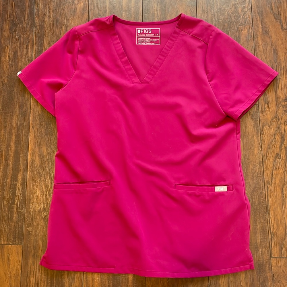 Figs Women’s Casma Three-pocket scrub top, Magenta, Size M